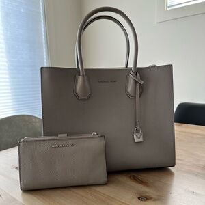 MK Saffiano leather bag, matching pebbled wallet included!
